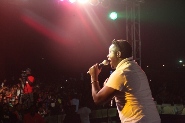 Mavin records artiste, Wande Coal thrilling fans on stage