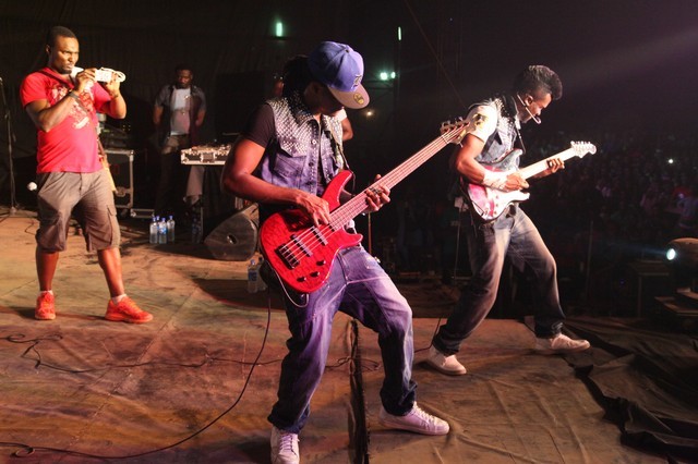 Psquare entertaining crowd with guitar
