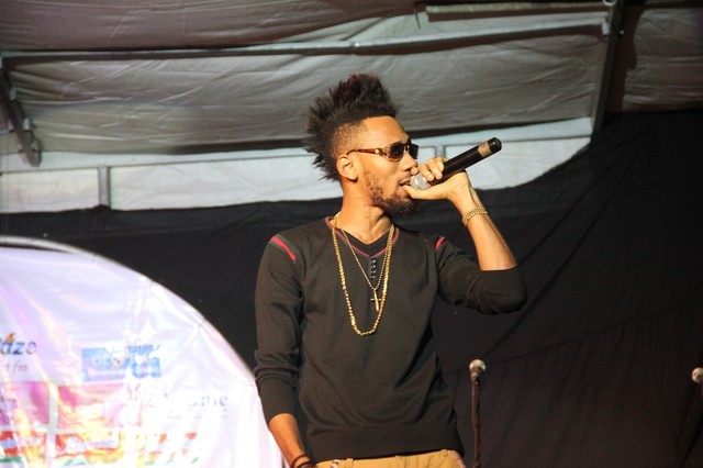 Phyno performing Ghost mode on stage