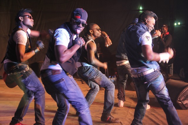 Psquare and crew thrilling with some Alingo dance steps